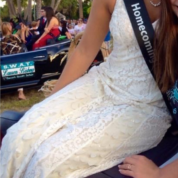 CHAMPAGNE & STRAWBERRY WHITE LACE DRESS SIZE SMALL - Picture 3 of 6